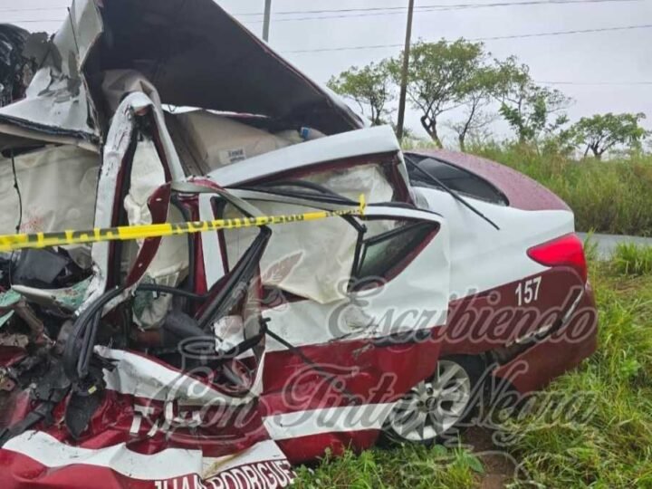 “CAMIONETITA DE LA SALUD” EMBISTE Y DESTROZA TAXI; HAY TRES MUERTOS