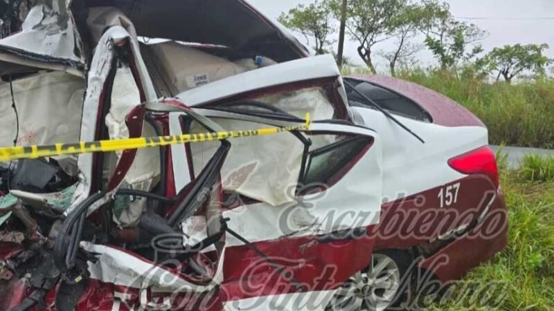 “CAMIONETITA DE LA SALUD” EMBISTE Y DESTROZA TAXI; HAY TRES MUERTOS