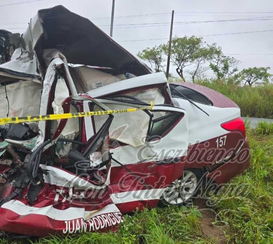 “CAMIONETITA DE LA SALUD” EMBISTE Y DESTROZA TAXI; HAY TRES MUERTOS