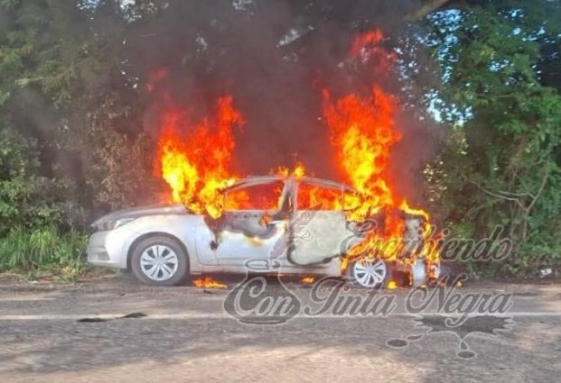 LE PRENDEN FUEGO A VEHÍCULO CON CUERPO DENTRO